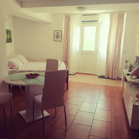 Lju On The Beach Apartment *